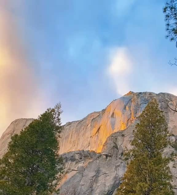 ペンフィールドのインスタグラム：「Horsetail Fall, the natural Firefall of Yosemite.  Via: mckaelalola, TikTok. 📍Firefall, Yosemite Valley #ForLifeInTheOpen #Penfield #Firefall」