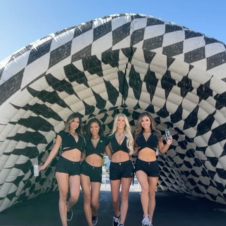 ケェーリン・セブンのインスタグラム：「💚💚💚💚 @vans_in_the_circle with @monsterenergygirls」