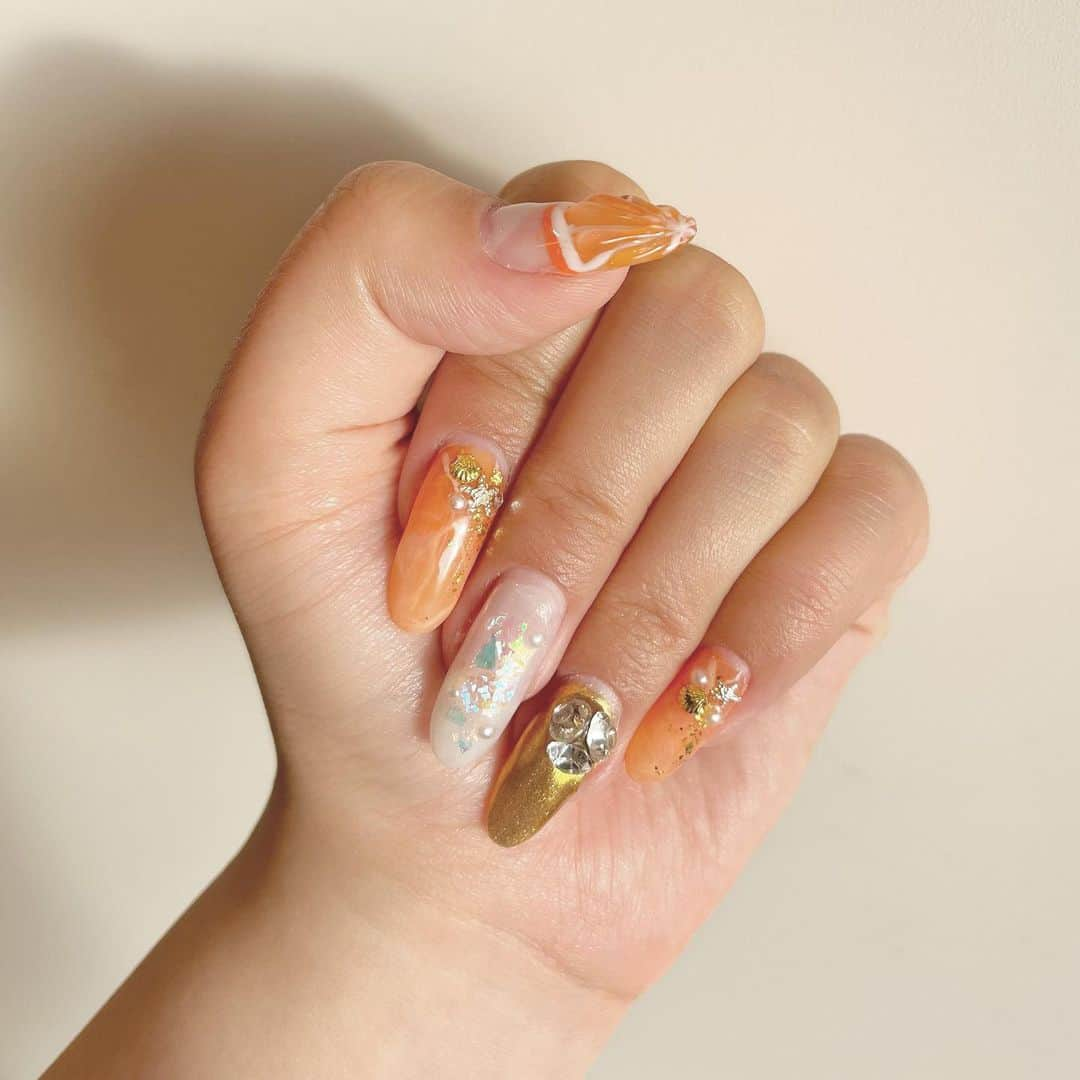 北澤鞠佳のインスタグラム：「New nail💕💅✨  意外と可愛く出来て良かった🤭✨ クオリティーが少しずつ上がってきてるの実感する😜   #ネイル #nail #ネイルデザイン #セルフネイル #ねいりすとのたまご #未熟  #ネイリストの卵 #ネイリストのブタ #ネイルデザイン #ネイルサロン #果実ネイル #フルーツネイル」