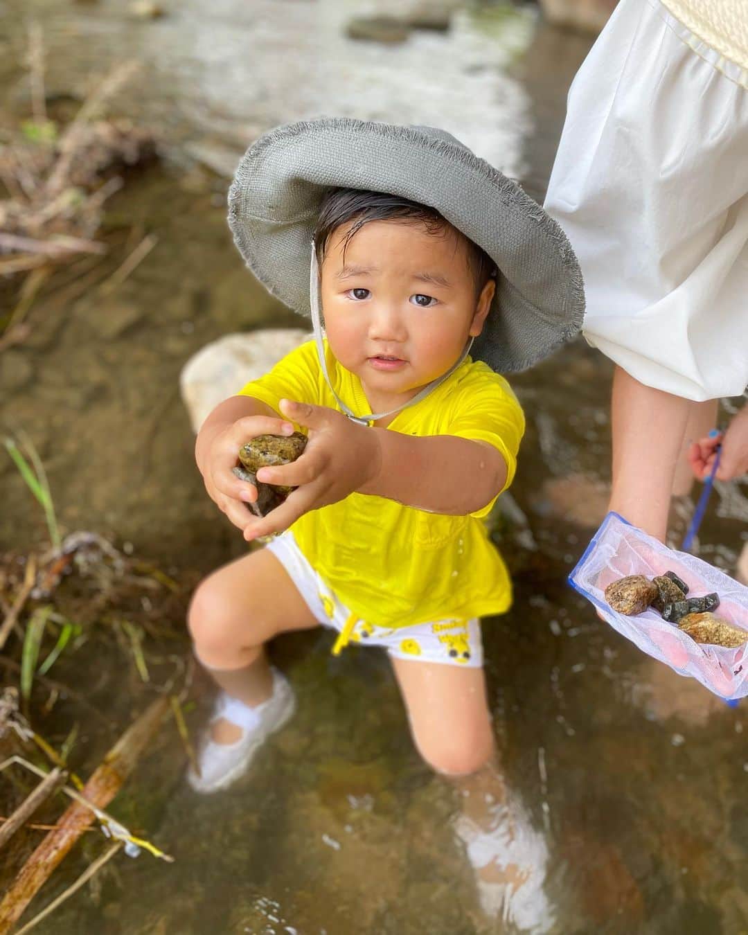 Mai Wakimizuのインスタグラム：「昨日は抜群のお天気だったので、saorin&ayuのfamilyと川遊びして来ました＼(^o^)／お水大好きな息子はそれはそれは大はしゃぎ♡岩だらけでも多少深くてもへっちゃら！とにかく1人でグイグイ行こうとするから目を離せない。笑 おにぎり休憩しては遊んで、を繰り返し最後は全裸で1人踊ってた。笑 川遊びからの焼肉dinner、幸せ過ぎた♡日に日に三枚目キャラになって行く息子、そんな予定ではなかったんだけどなぁ。笑 THE お調子者君です♡ #1歳11ヶ月#1歳男の子#川遊び#住吉川」