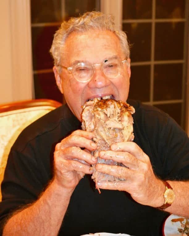 マーク・フォイアスタインのインスタグラム：「Dad, No one, I repeat NO ONE devours the carcass of a Turkey like you. You suck the marrow out of life! Happy Pops!」