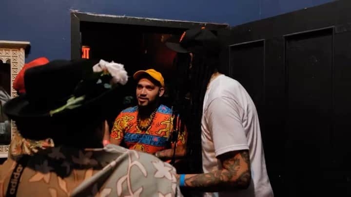 トラビ・マッコイのインスタグラム：「RIP @knittingfactorybk  Thank you for such a memorable night and for all the memorable nights you’ve made for others of my kind lol, you will be missed but I’m glad we went out with a BANG!!! Shouts to everyone that came, performed, showed love and overall had a good time a few weeks ago-❤️ Uncle Travie 🎥- @patrickcapriglione」