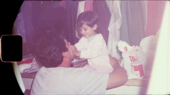 カミラ・カベロのインスタグラム：「mi papá lindo!!!! te amo mas que nada ❤️ el papá mas chistoso mas bueno más amoroso que me podría haber dado el universo 🫶🫶🫶🫶 de ti agarre mi sentido del humor, mi voz, y este pelo/cabellooooo , claro 🤪😂😂😂  la canción que escribí que siempre me va a hacer llorar : first man 🥺」
