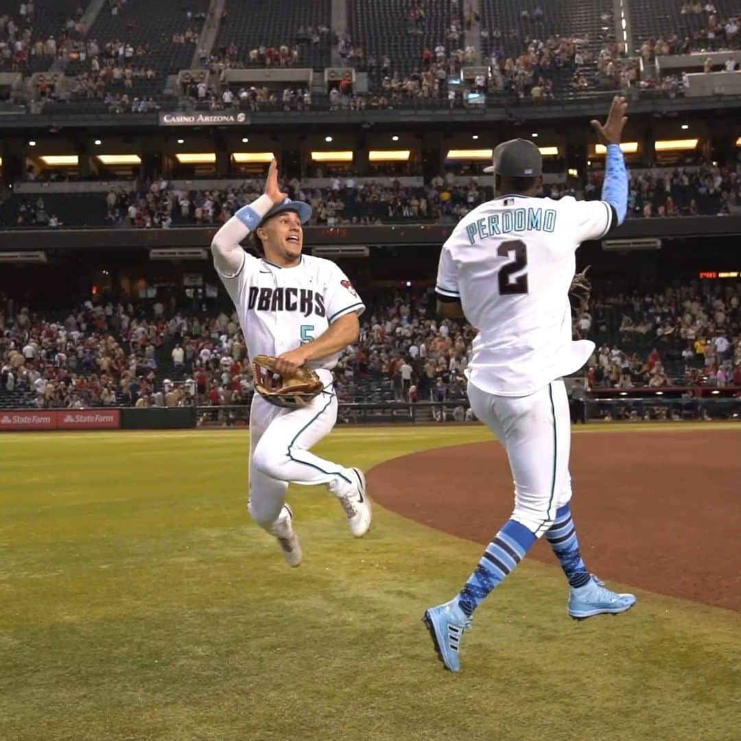 アリゾナ・ダイヤモンドバックスのインスタグラム：「The necessary act after a #DbacksWin. 👏」