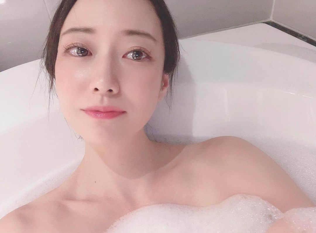 吉山りささんのインスタグラム写真 - (吉山りさInstagram)「🛁 おはようございます☺️  今週もよろしくお願いします🥰💕  #吉山りさ #美容 #フリーモデル #女子旅 #一人旅 #モデル #model #Japanese #溫泉 #バスタオル女子 #バスタオルモデル #温泉 #温泉ソムリエ #お風呂 #温泉モデル #温泉女子 #hotsprings #温泉旅館  #写真 #写真撮影 #撮影モデル #모델#photography #温泉旅行 #旅行 #旅 #撮影 #お風呂 #泡風呂」6月20日 9時12分 - oreorerisa