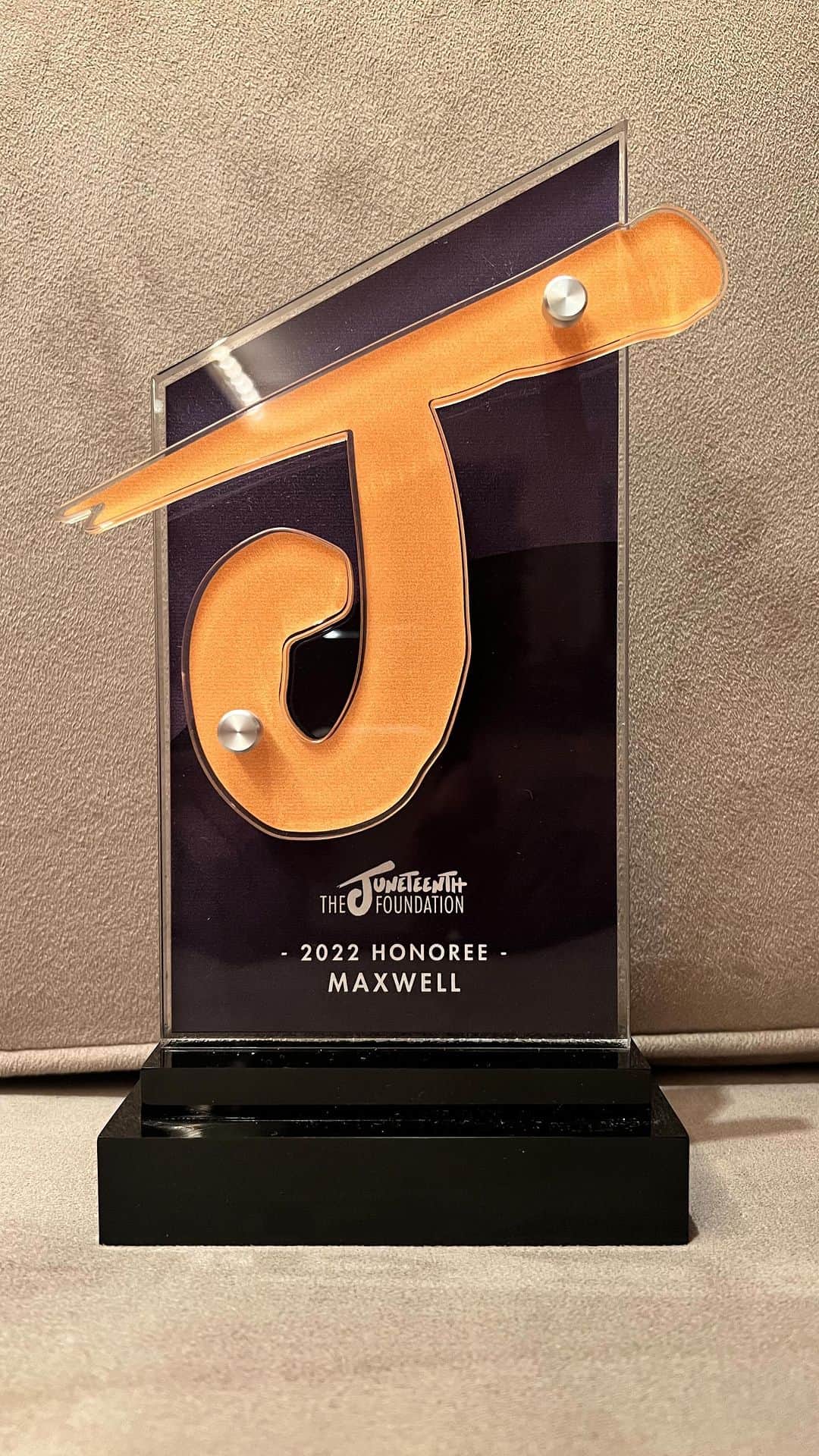 マックスウェルのインスタグラム：「thank you congresswoman sheila jackson lee @repjacksonlee :  there are no words; to be a vehicle and a passenger at the same time !  thank you to the collective royalty of the neo-soul squad, we creatively serve together forever and ever and ever ♾   #juneteenthhonors @foxsoul」
