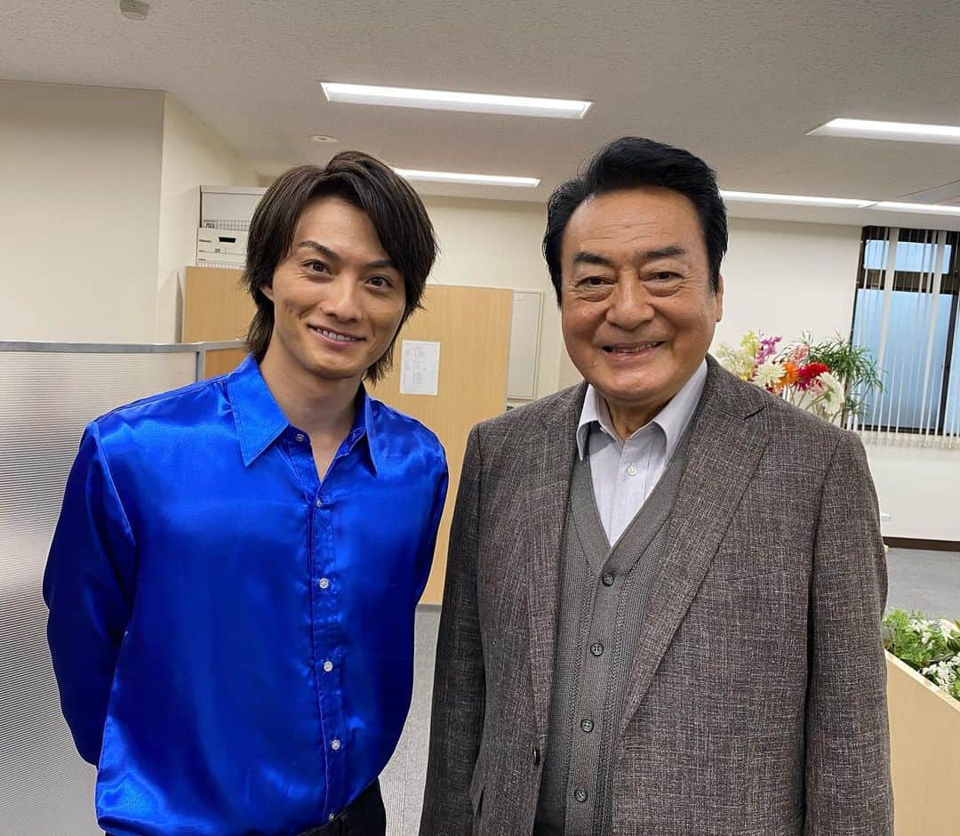 のインスタグラム：「高橋英樹さん主演のドラマシリーズ  再雇用警察官４  に出演します^_^   放送は、  7月4日20時から  テレビ東京系（全国ネット）です！！  今回は初めてのホスト役、 川島尊　を演じます。  現場では高橋英樹さんにも優しく接していただき、猪原監督からは演技指導をしていただき、とても光栄でした。  『再雇用警察官』シリーズは以前から一視聴者として観ていたドラマでしたので、 その中で自分が出演者のひとりとして演じていることが不思議な感覚でした。  放送をとても楽しみにしていますし、たくさんの皆さんに見ていただけたら嬉しいです＼(^^)／  https://news.yahoo.co.jp/articles/60daaaa817d765f33d69ece5d465c4ecf86d125a  #高橋英樹 さん #寺西優真  #再雇用警察官  #再雇用警察官4 #石黒賢 さん #本仮屋ユイカ さん #ホスト  #テレビ東京  #ドラマ  #ドラマ好きな人と繋がりたい」