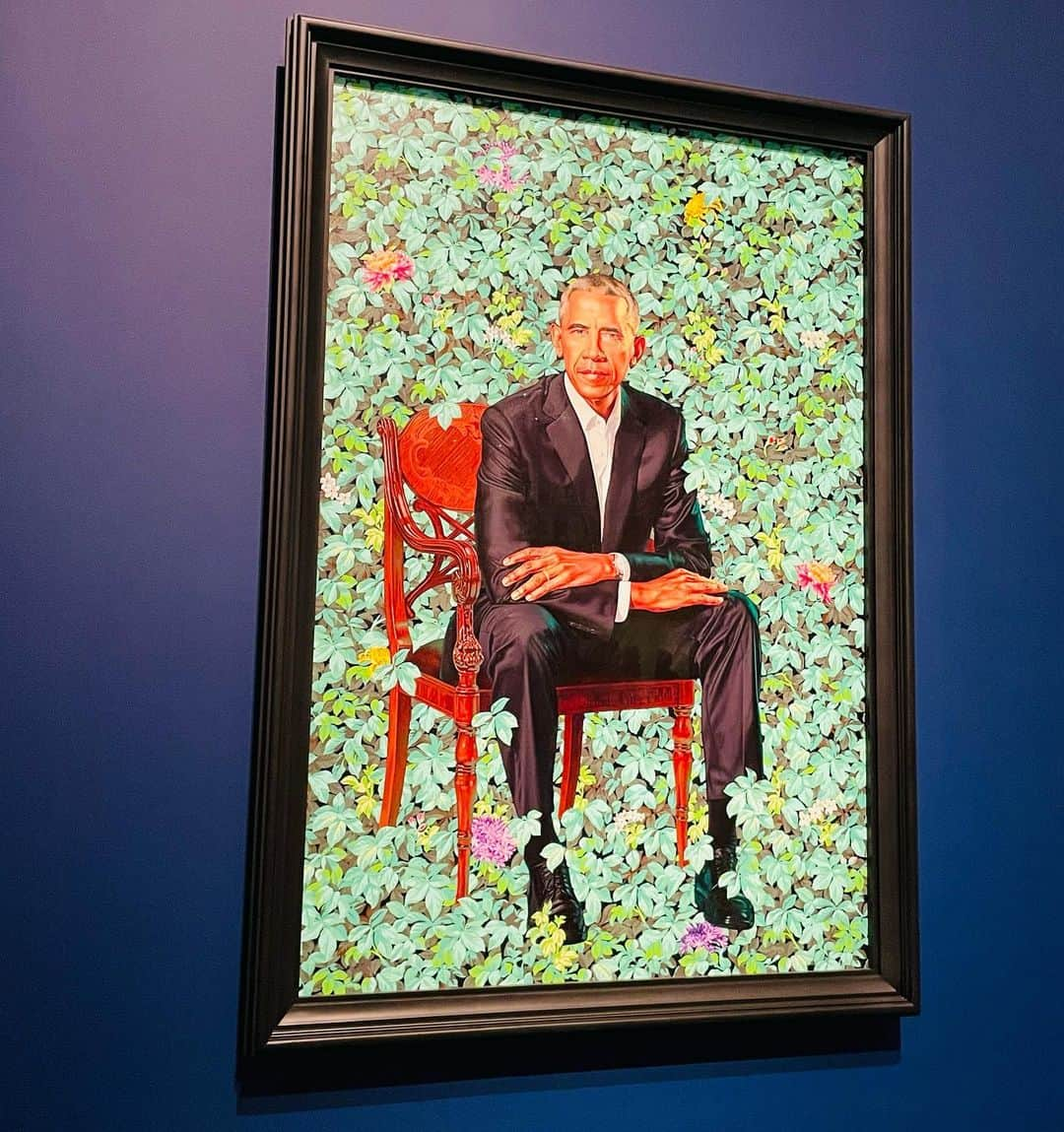 エリザベス・ハードキャッスルのインスタグラム：「Don't judge me 😂😎  #obamaportraits #ヒューストン美術館」