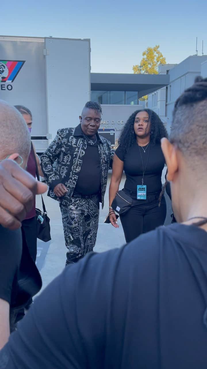 アース・ウィンド・アンド・ファイアーのインスタグラム：「🙏🏿Sharing a moment of prayer before we hit the @HollywoodBowl stage for the #Juneteenth celebration airing live right now on CNN」