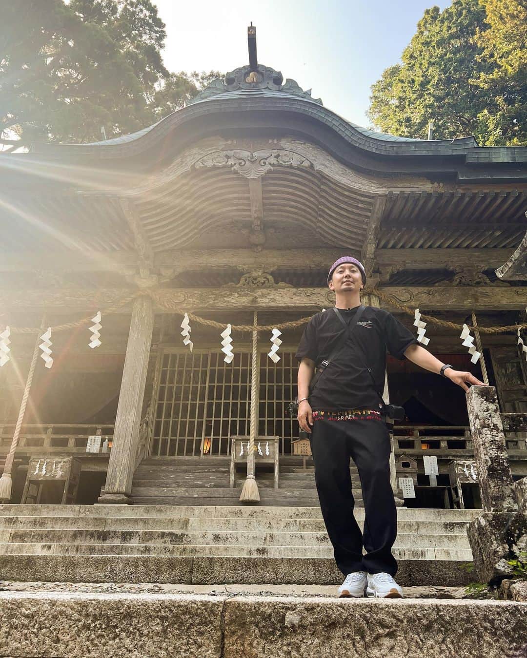 のインスタグラム：「呼ばれた人しか辿り着くことができないと言われている世界遺産の玉置神社⛩  念願叶ってお参りすることができたよ🙏  熊野三山の奥の院と呼ばれているだけあって秘境中の秘境に鎮座する神社さん。  長い年月を物語る色褪せた躯体が迫力の本殿。  樹齢3000年、大きな神代杉の生命力。  玉置山を登っていくとふいに現れる玉石社の御神体の玉石✨  この玉を置く、、から玉置神社という名前がついたのだと思うんだけど、 古来より神様として扱われた石は、神秘的な存在感を放っていたよ。  そして、 ご祈祷の時に聞こえてきた般若心経。 神社でお経？ って思うかもしれないけど、 神道と仏教が融合した文化的景観のある熊野ならではの光景。 大自然に囲まれて悠久の時に想像を巡らせる、、 素晴らしい時間でした。  地元の人は皆口を揃えて言う、 玉置神社は行った？ と。  全国の中でも有数の最強パワースポットであることは間違いない。  #玉置神社 #熊野三山 #熊野大社 #世界遺産 #熊野信仰 #玉石社 #tamakishrine #tamakijinjya #worldheritage #japantravel #japantrip #canon #canonR5 #beautifuldestinations #discoverjapan #discoverearth #voyaged #awesome_photographers #IamATraveler #wonderful_places #japanphoto #japanphotography #japan_of_insta #livingonearth #theglobewanderer」