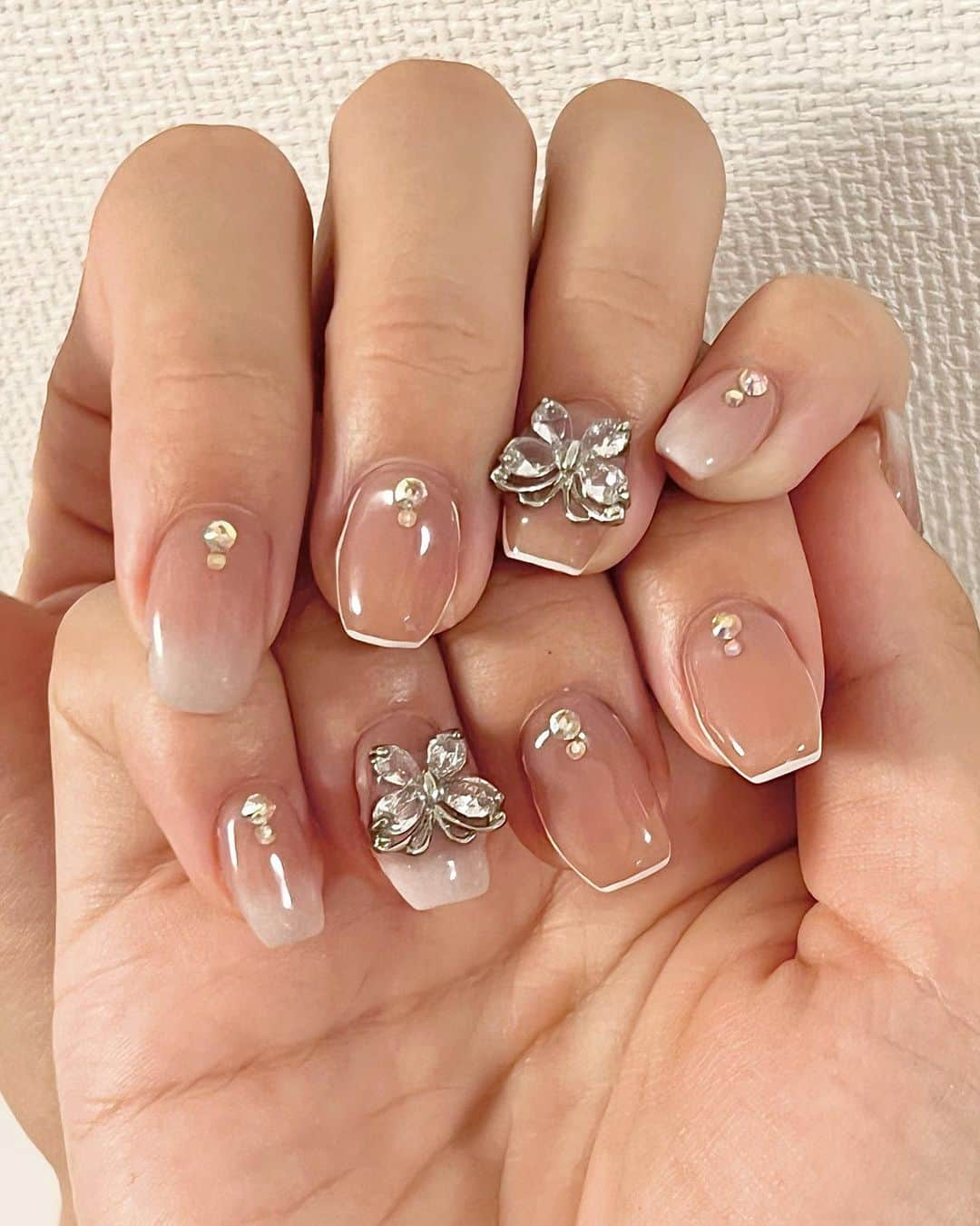 照井和希のインスタグラム：「New nail ◡̈   欲張ったちゅるちゅるピンクネイル🐶 あんまり長過ぎても犬猫に当たると危ないから 自爪ですこーしだけ伸ばすスタイルに◡̈  色んなネイルしたいなぁ〜 ずっとかわいい爪ばかり眺めてしまう🥹💅  ⋱⋰ ⋱⋰ ⋱⋰ ⋱⋰ ⋱⋰ ⋱⋰ ⋱⋰ ⋱⋰ ⋱⋰ ⋱⋰ ⋱⋰ ⋱⋰   #ネイル #ネイルデザイン #ピンクネイル #ベージュネイル #ネイルサロン #蝶々ネイル #韓国ネイル #大人ネイル #キラキラネイル #美甲 #美爪 #nail #nails #naildesign #ワンホンネイル #富家小姐美甲 #네일디자인 #네일아트 #네일 #젤네일 #심플네일 #그라데이션네일 #블링네일 #キラキラネイル #파츠네일 #パーツネイル」