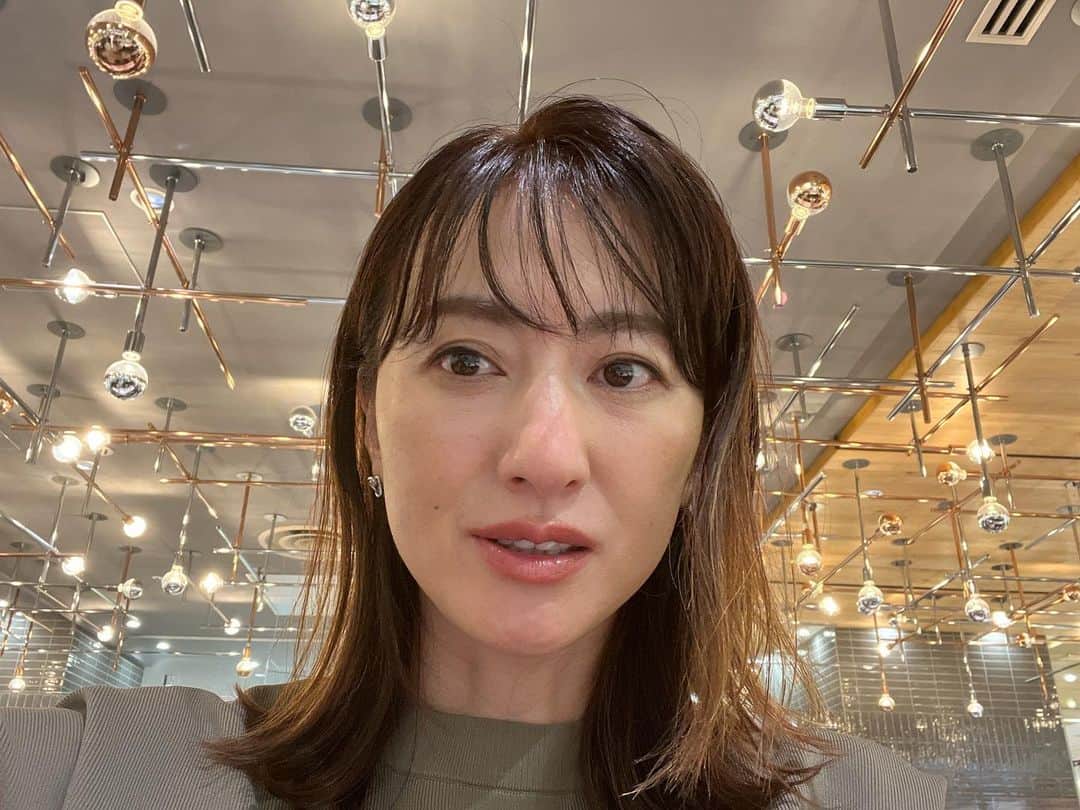 前田ゆかのインスタグラム：「思いがけないステキな花束💐をいただきありがとうございました♥️  赤には華麗でゴージャスでパワフル、生命力のあるパワーがあってその赤に最近よく惹かれる✨ 温かいお気持ちがとても嬉しかったです♪  #shooting  #💐 #matilda」