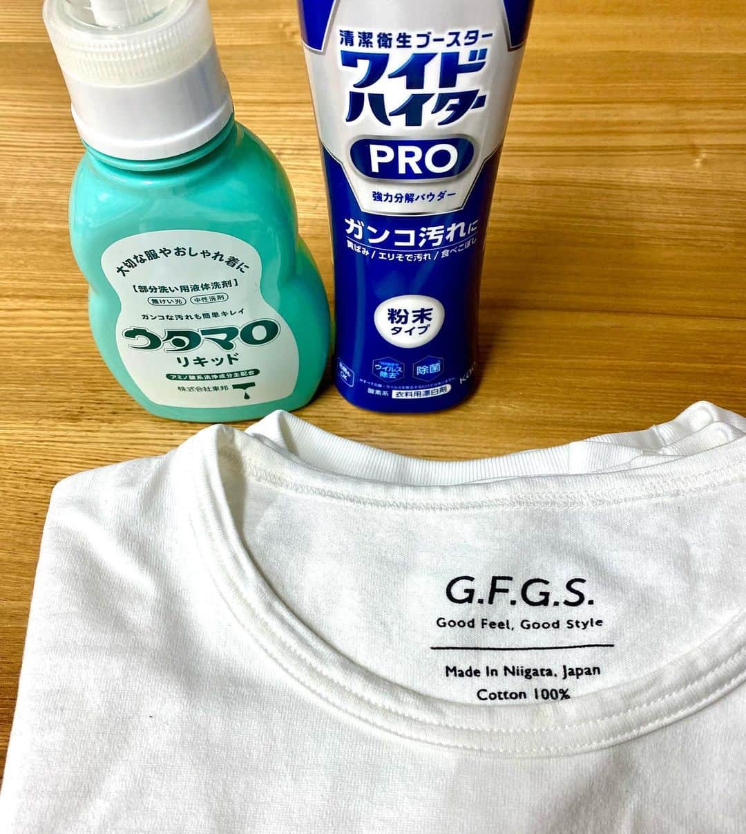江口寿史のインスタグラム：「白いＴシャツって、襟元が黄ばんでくるじゃないですか、どうしても。この「ワイドハイターPRO」と「ウタマロリキッド」の組み合わせは最強ですよ。ハイター溶いたお湯に半日くらい漬けといてウタマロで洗うと真っ白になりますからマジで。おススメ。 ってこんなポストしてる時じゃないんだよ！ヤバいんすから仕事の〆切りが。」