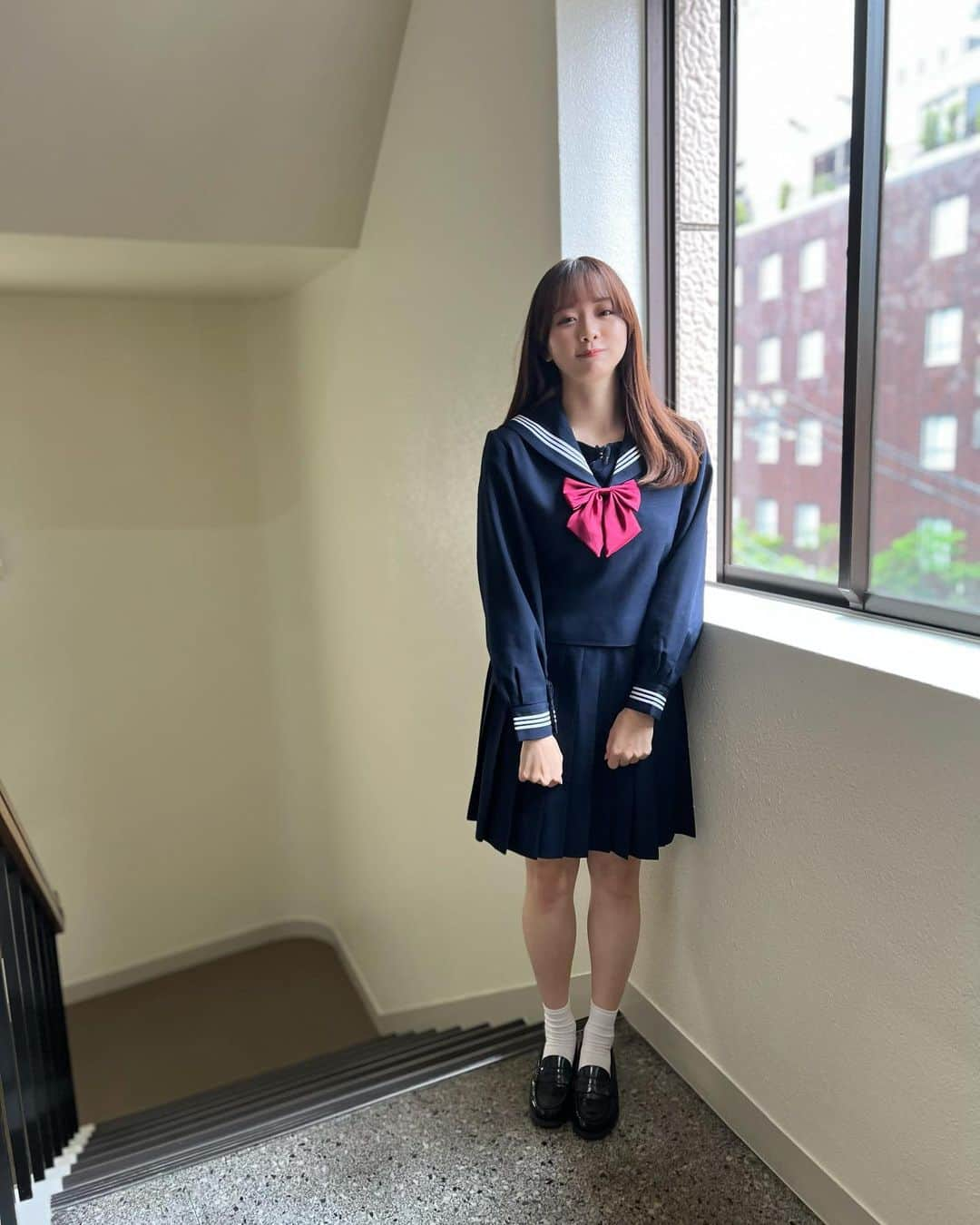 森香澄さんのインスタグラム写真 - (森香澄Instagram)「. 高校はブレザーだったので、セーラー服は憧れでした🥹🫶🏻 . #この間の収録の衣装です #両手グー」6月20日 22時22分 - mori_kasumi_