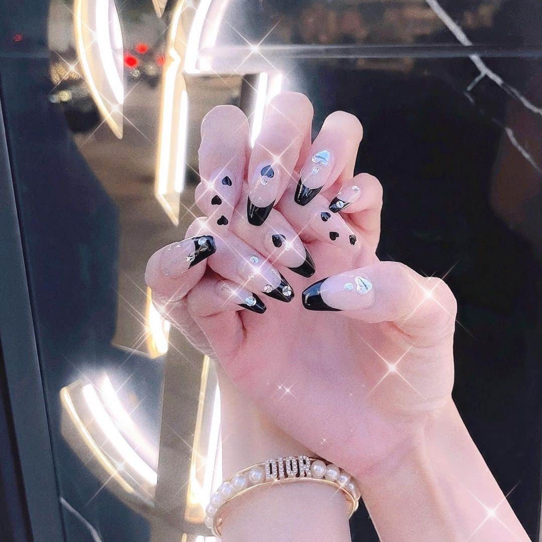 のインスタグラム：「激かわネイル！🖤🖤🖤🖤  黒のホロハートが無かったから シルバーの上から塗ってもらった🤣  #黒ネイル #ブラックネイル  #黒フレンチ #フレンチネイル #ハートネイル #キラキラネイル #ストーンネイル #韓国ネイル #ホロネイル #ネイルデザイン #中華ネイル #中国ネイル #大人ネイル #地雷ネイル #新宿ネイルサロン」