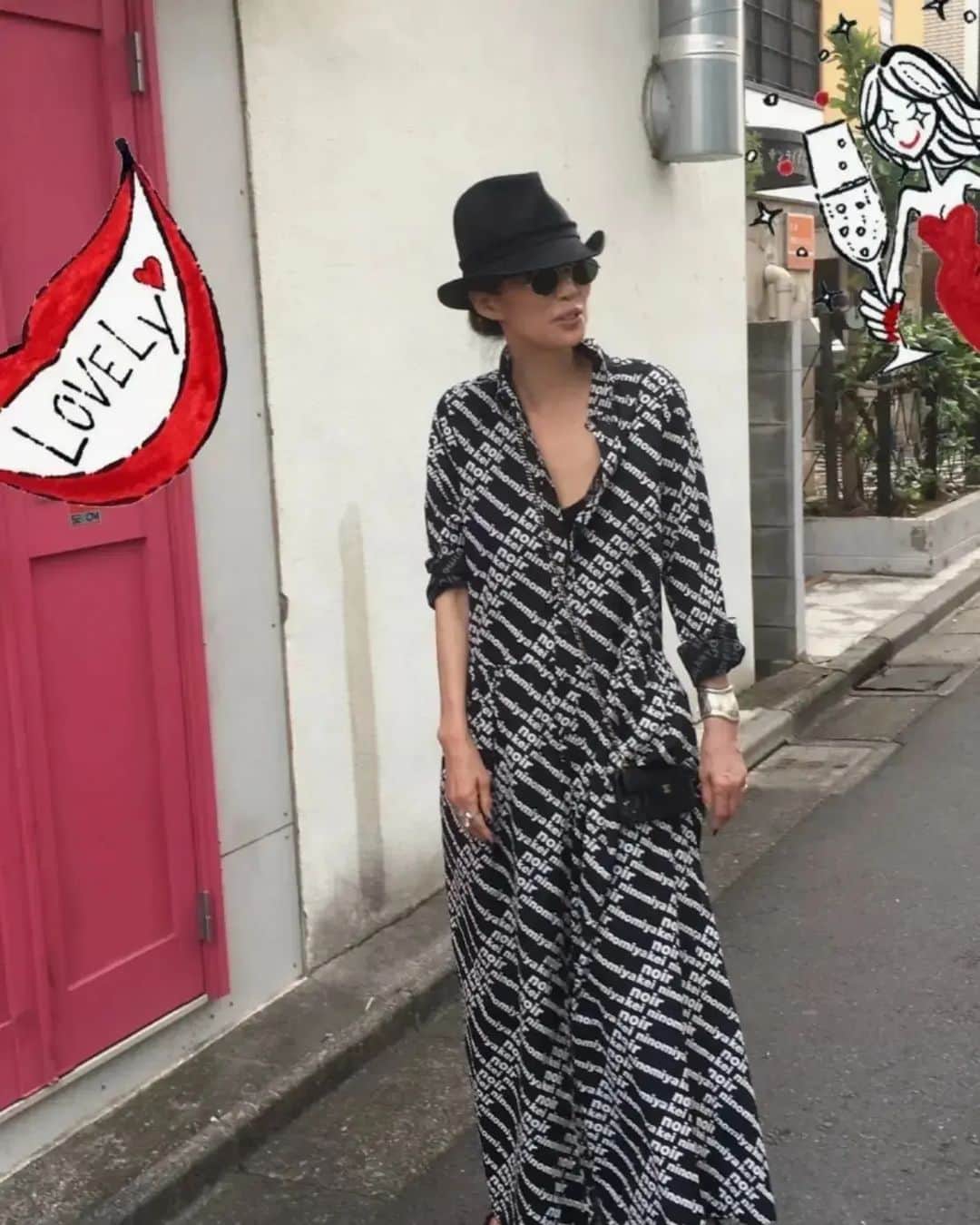 のインスタグラム：「四谷の裏路地を探索する久子❤ 噂の『焼肉屋』さんは どこかしらん？! #COMMEdesGARCONS  #noirkeininomiya  #hat  #BALENCIAGA  #萬田久子」