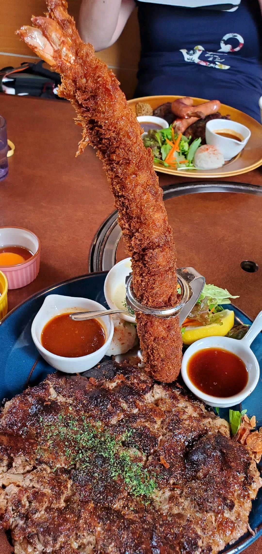 金本浩二のインスタグラム：「今日は、7月3日で閉店してしまう【神戸ハンバーグウエスト】に行ってきました。 日本全国で一番美味しいと思うハンバーグです。KANEMOTOスペシャルで600㌘に海老フライトッピングです。🍚も特盛！ ※　KANEMOTOスペシャルは、超粗挽きのステーキの様なハンバーグなのです😉」