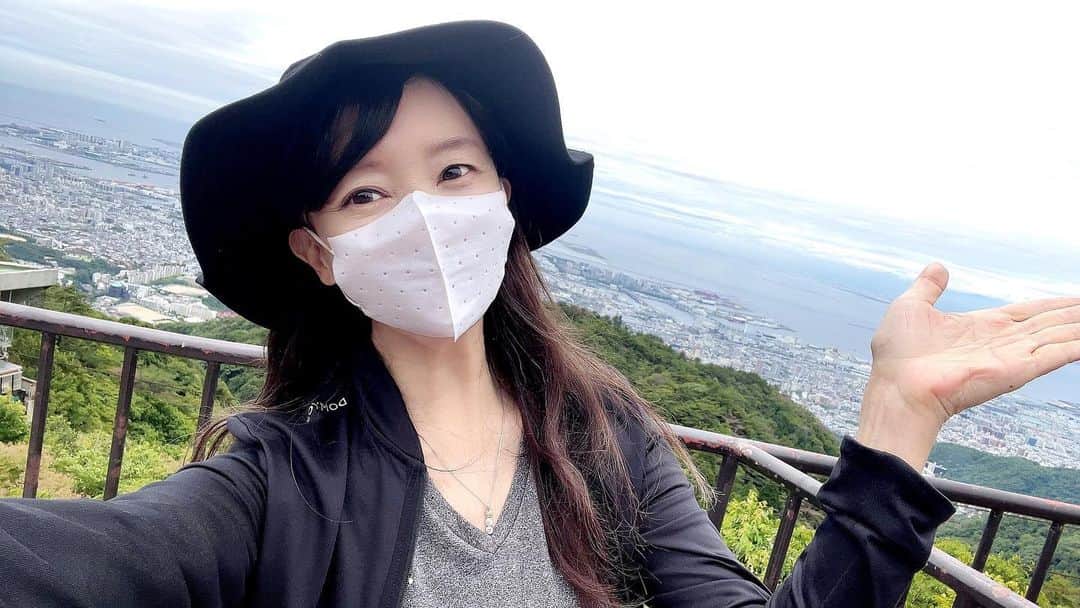 アグネス・チャンのインスタグラム：「六甲山の展望台から見える神戸と大阪！」