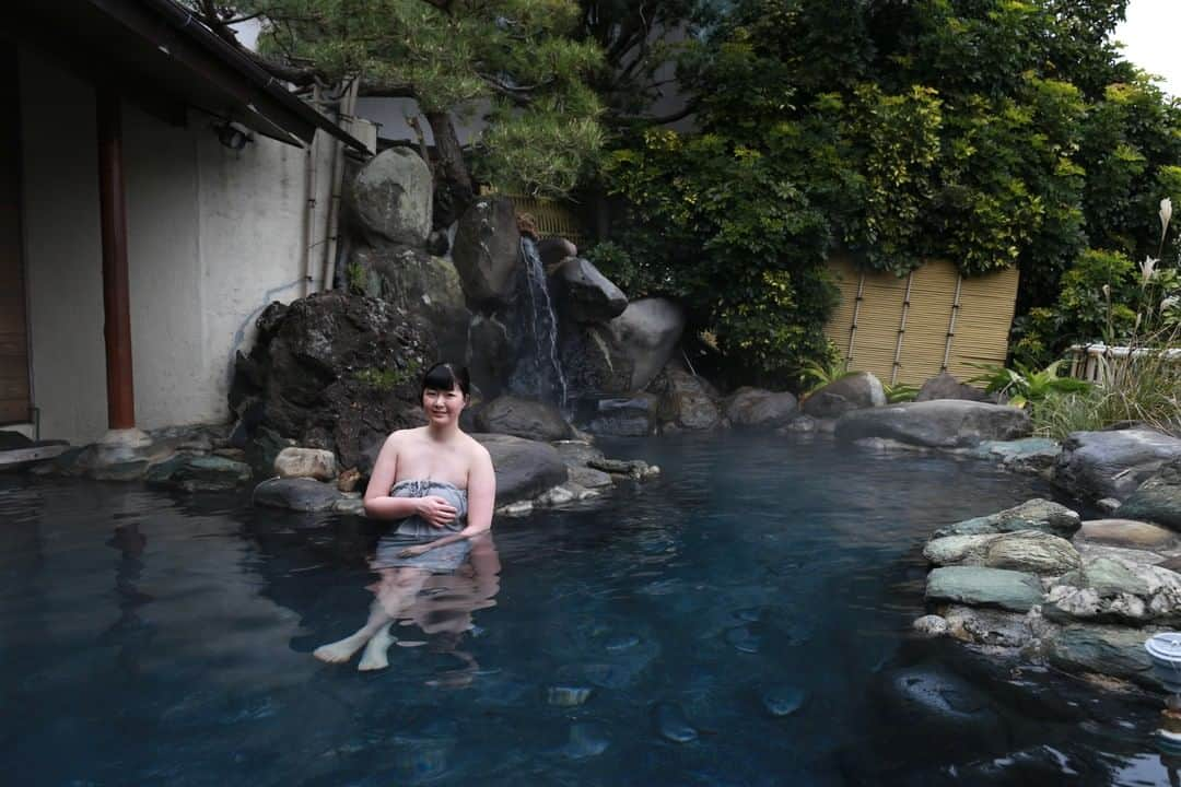 しずかちゃんのインスタグラム：「海が見下ろせるしょっぱくてポッカポカになる温泉 夕食が美味しいからまた泊りで行かないと #温泉 #混浴 #絶景 #温泉巡り #湯巡り #湯活 #湯活のススメ #温活 #温泉女子 #女子旅  #hotsprings #mixbath #bathtime #bathroom #japanesegirl #onsen #温泉モデル #温泉モデルしずかちゃん #温泉しずかちゃん #しずかちゃん  #静岡県 #伊東温泉 #陽気館 #海 #あたたまる温泉 #温泉旅行 #温泉デート #温泉好きな人と繋がりたい #しょっぱい温泉 #伊豆旅行」