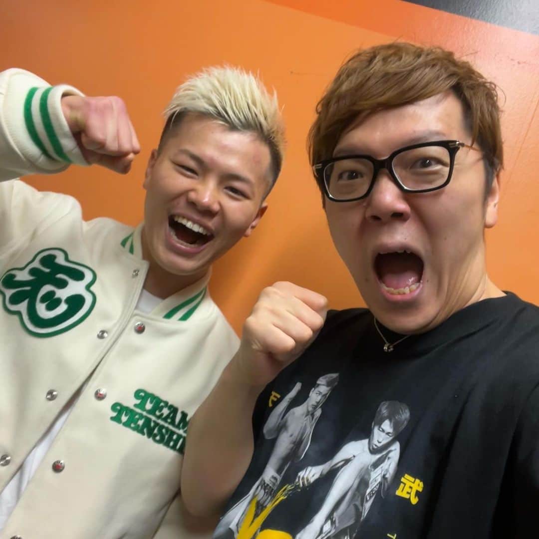 HIKAKINのインスタグラム：「THE MATCH 2022、本当に日本のエンターテイメントの歴史を作った試合で、身近で試合を観戦出来て幸せでした。試合直後の那須川天心くんと。この先のボクシングの道でも、目が離せないね。最高の1日でした！  #THEMATCH #thematch2022  #那須川天心」