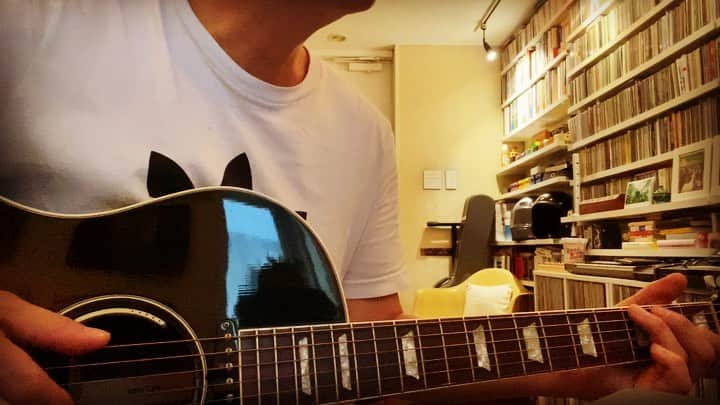 浅田信一のインスタグラム：「好きなギターリフ12  ブラックバード / ビートルズ  Blackbird / The Beatles  ポール奏法（2フィンガー）は無理なので3フィンガーで。  #blackbird  #ブラックバード #好きなギターリフ #gibsoncf100e」