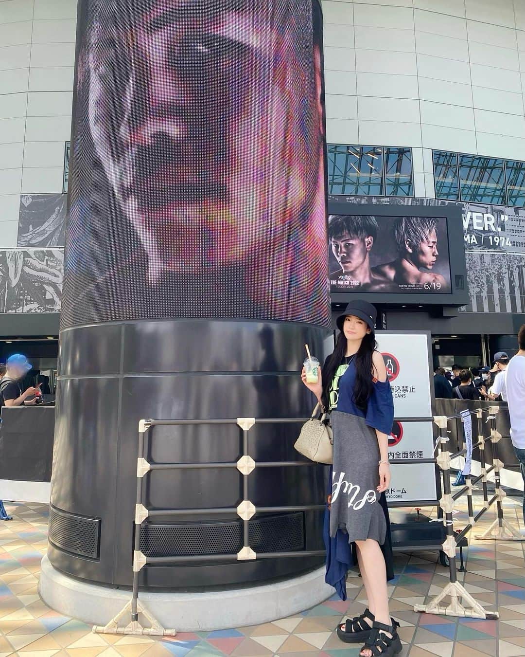 のインスタグラム：「昨日は、ずっと楽しみにしていた 『THE MATCH 2022』観戦してきました🥊🔥 実現した世紀の一戦 那須川天心選手vs武尊選手 全てを賭けた試合、言葉では良い表せないくらい本当に素晴らしい試合で感動しました。。 会場の熱気も凄かったです🔥  RIZINガールがきっかけで大好きになった格闘技✨ これからの盛り上がりも楽しみです👏👏  #thematch #thematch2022 #mma #rizin #k1 #rise #k1wgp #ライジン #格闘技 #総合格闘技 #初代ライジンガール #青担当 #東京ドーム」