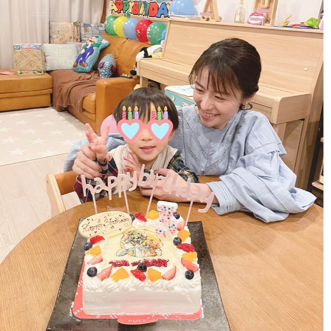 神戸蘭子さんのインスタグラム写真 - (神戸蘭子Instagram)「3月から、お誕生日月が続きました🎂  まずは、3歳バースデー。 ケーキは、お家でたくさんの種類から息子が選び、送ってもらえたので助かりました☺️  #男の子ママ　#3歳誕生日  #ママライフ　#お誕生日ケーキ  #3月の思い出」6月20日 15時38分 - ranran0414