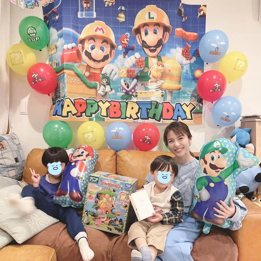 神戸蘭子のインスタグラム：「3月から、お誕生日月が続きました🎂  まずは、3歳バースデー。 ケーキは、お家でたくさんの種類から息子が選び、送ってもらえたので助かりました☺️  #男の子ママ　#3歳誕生日  #ママライフ　#お誕生日ケーキ  #3月の思い出」