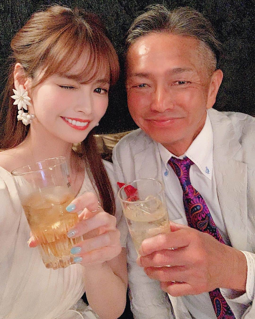 得あゆさんのインスタグラム写真 - (得あゆInstagram)「父の日🤍いつもありがとう👨🏽 @gotokusun 次は7月に会えるから、久しぶりに郷ひろみの歌、聴かせてね🎤🍻  結婚するまでは1人でかなり最強に自由に生きてきたから、 結婚して家族を持つって大変だなって思う事も多い。  なんか子供の頃から父や母を当たり前のように見てきたけど、 当たり前のように夫婦というか、家族なのすごくない？！？ 当たり前の事ができるってすごいなって実感している所です。笑  改めて父にも感謝しました。 いつも母の日ばっかりだから← たまには父の日もね👨🏽❤️  #父の日#fathersday#パパ活  ・ ・ ・ ・ ・ ・ ・ ・ ・ ・ ・ #パパ#娘#親孝行#親子#乾杯#お父さん#お父さんありがとう#父#お酒好き#ハイボール#カラオケ#郷ひろみ#5年前#懐かしい写真#father#fatherlove#そっくり#親子コーデ#地元#富山#飲み#飲み会#家族#家族写真#dad#父の日プレゼント#家族時間」6月20日 16時36分 - tokuayu819