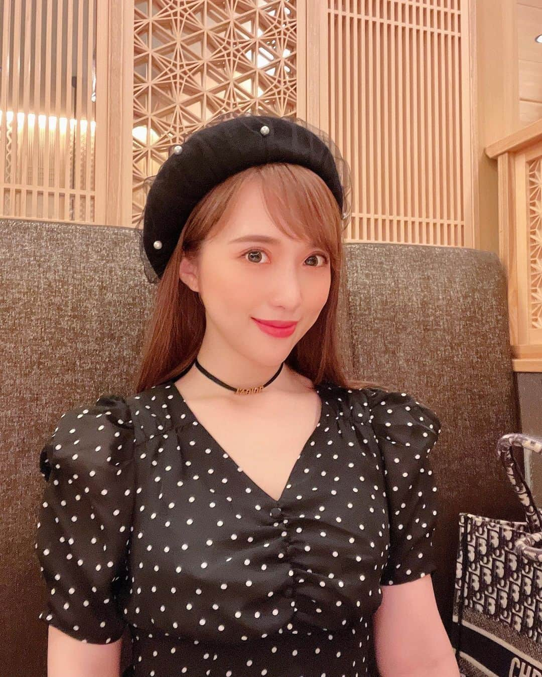 岡英里のインスタグラム：「お天気が暑くなったり寒くなったりでバテてしまったので #鰻 食べてきたよ😋おいしかった💗  さて、今期1番の大当たり⁉️かもしれないワンピース発見したので早速シェア😚❣️  @grl_official の #ドット柄バックレースアップフレアワンピース [mc015a]  胸元のラインが綺麗で袖の長さもちょうど二の腕も隠してくれるし、ウエストも好きなだけ絞れるし、フレアラインで全体のシルエットも綺麗で、、、とにかく良いのです🤣❣️  周りからもプチプラには見えないと好評でした☺️💗  ドット柄似合わないので基本購入しないのですが、これは本当に挑戦して良かった🥹💕💕💕  ドット柄に抵抗ある、、、って人にも是非挑戦してほしい綺麗めエレガントワンピース👗✨✨  #GRL #グレイル #grl購入品 #GRL新作 #grlコーデ #グレイル購入品 #今日のコーデ #プチプラ #グレイルコーデ #グレイルワンピース #154cmコーデ #水玉コーデ #ドット柄 #プチプラコーデ #プチプラワンピ #低身長ファッション #低身長コーデ #154cm」