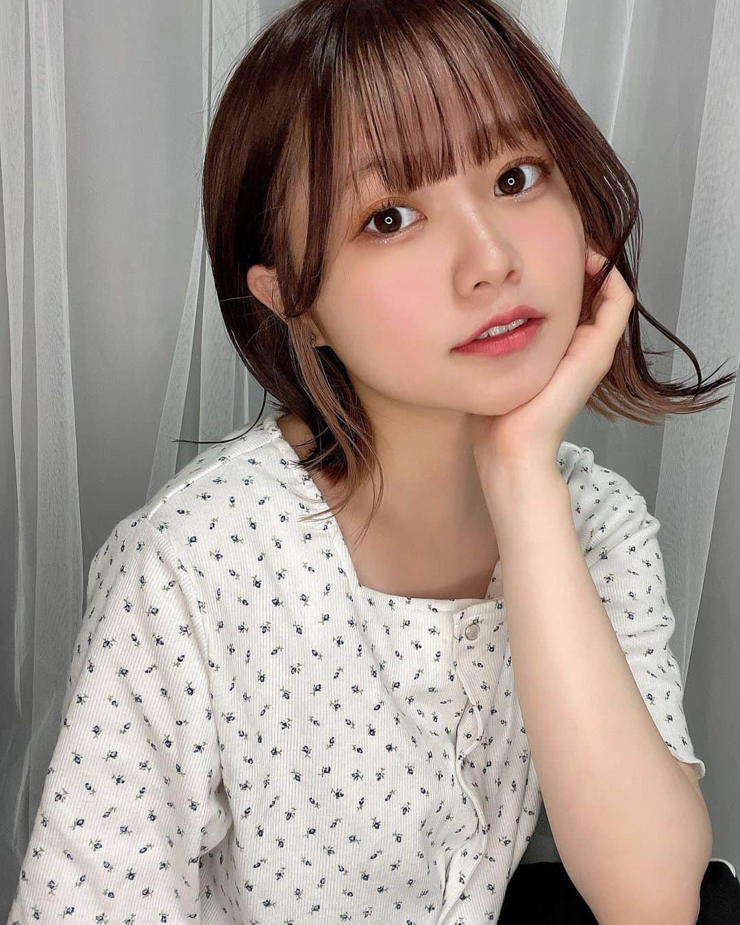 のインスタグラム：「あと1週間も経たないうちにソロになって1年が経つんですよね。最近は前向きな考え事を沢山しています🌈  お知らせもあって、 6/25(土)20:00からYouTubeにて配信をします！1年前のこの日はONEPIXCELが解散した日で私にとってすごく大事な節目の日。 応援してくださってる方への感謝の気持ち、これからの事お話しさせてください☺︎ 是非観に来てくださ〜い🙇‍♀️  ※キメキメで写真撮ってますが下半身はジャージです。 #鹿沼亜美#あみまるのいる生活」
