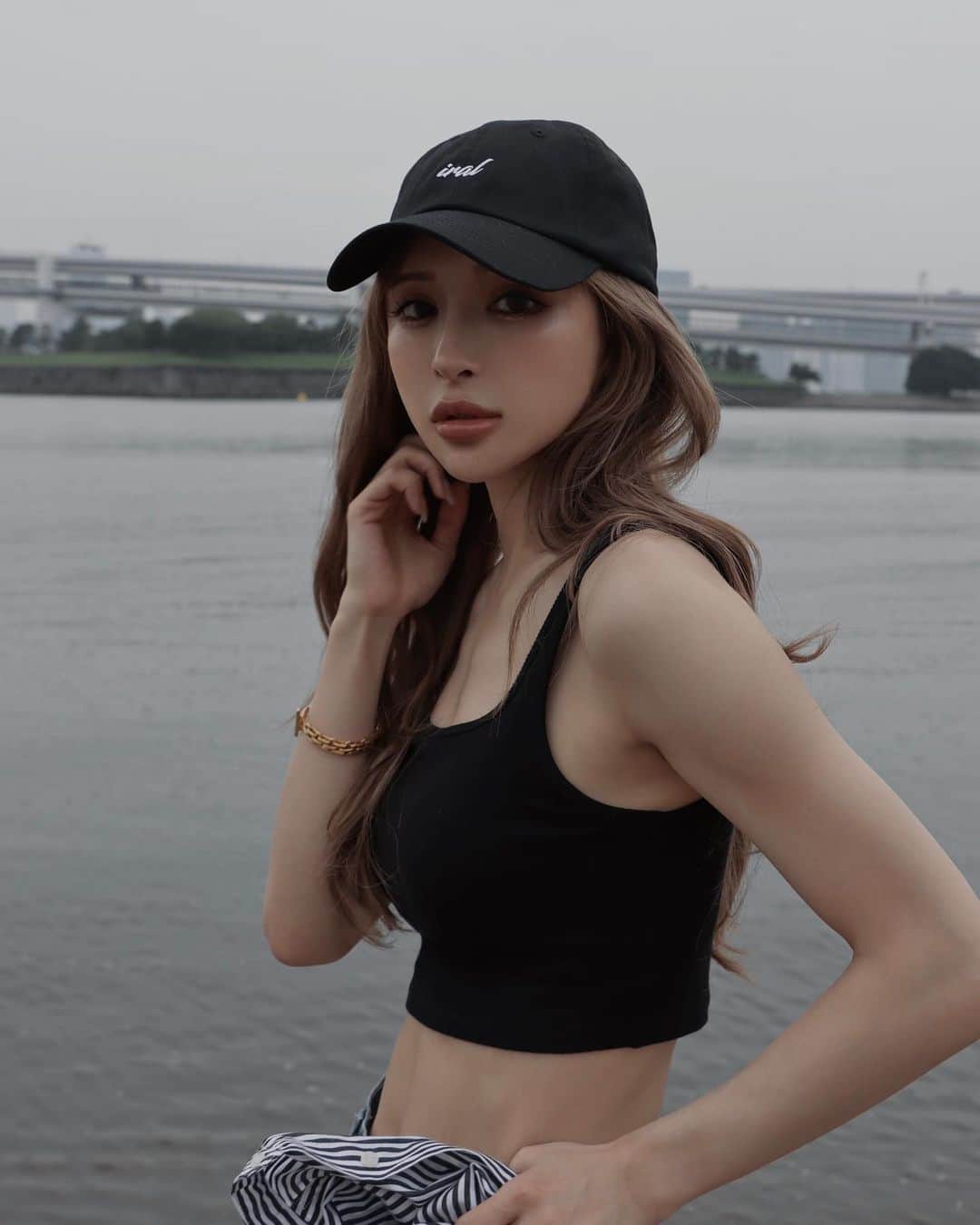 のインスタグラム：「IRAL @iral_official  5th ANNIVERSARY🦋  27歳の時、トレーニングでも普段着にも可愛くてテンションの上がるウェアを作りたいと思ってスタートした、フィットネスウェア&アパレルブランドIRAL💜  お陰様で皆様に支えられ、今月早くも5周年を迎える事ができました🙏🏻🫧  感謝の気持ちを込めて明日6/21 12:00〜ノベルティがスタートします！🥳🎁  アニバーサリーのノベルティは去年も大好評いただいたキャップのNEWデザインです🥰🥰  IRALから発売中のシャツの刺繍と同じロゴが入っていて、ブラック・ホワイト・ベージュの3色展開💓💓  お好きなシャツ+他商品1点のお買い上げ又は、¥15,000以上のご注文でキャップが付いてきます🧢💛  ※インスタLIVE、明日の夜させて頂きます！🙇‍♀️🙇‍♀️  これからも新しくなっていくIRALをどうぞ宜しくお願い致します🌼🥺💗」