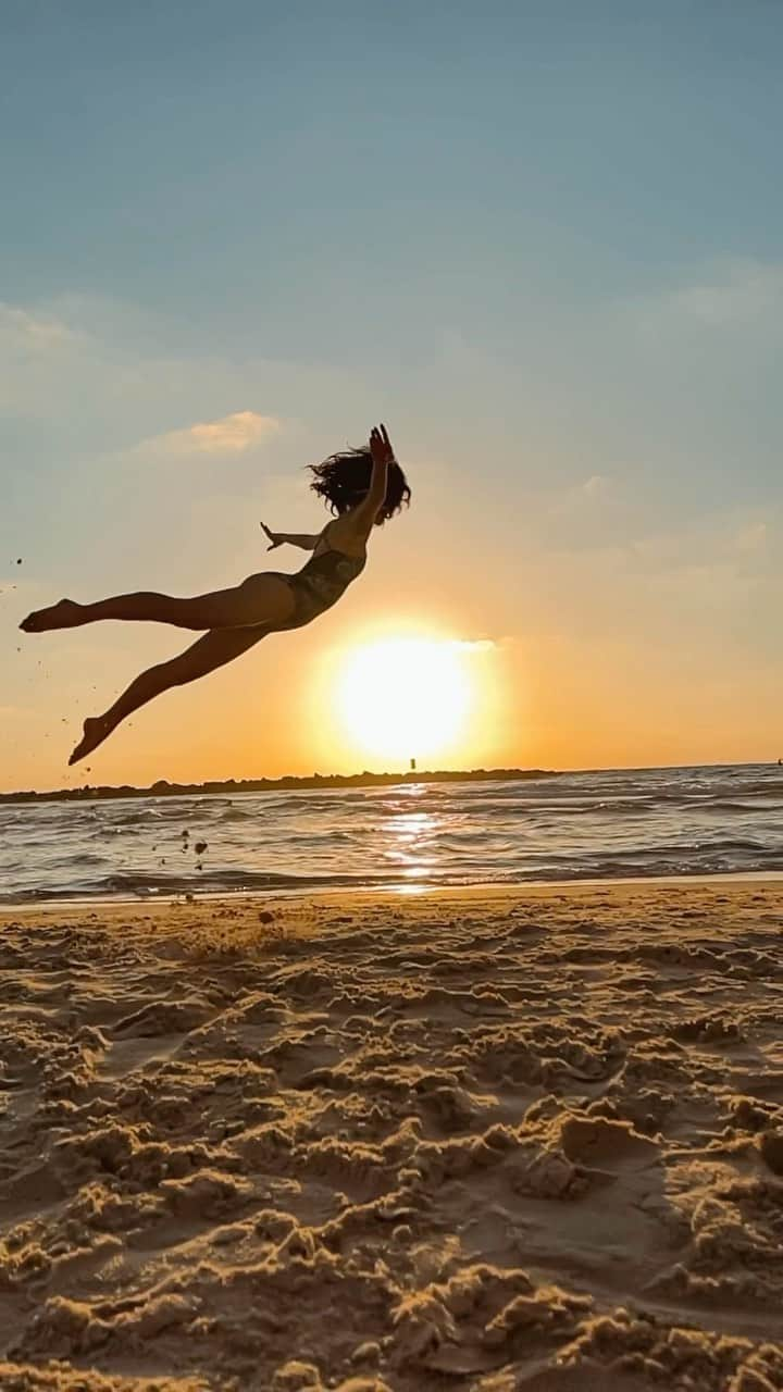 リン・ハッチソンのインスタグラム：「🌅🦋👋 bye tel aviv」