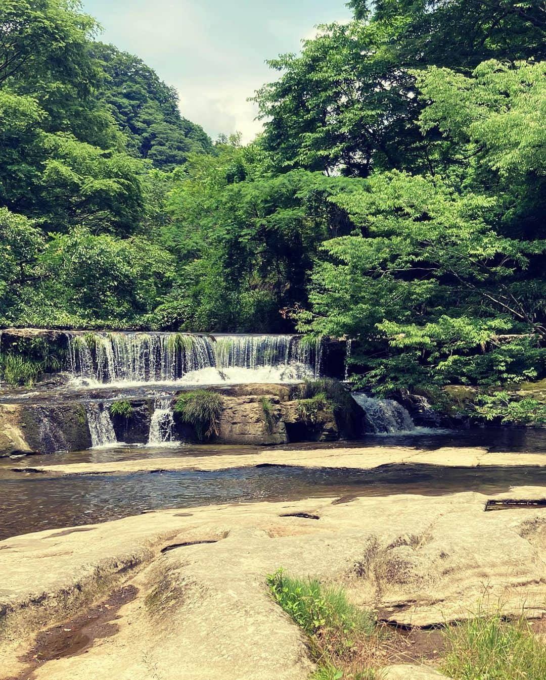 吉川由華さんのインスタグラム写真 - (吉川由華Instagram)「小矢部市美術展を見に行きまして。実家の母が「北日本新聞社賞」をいただきまして。ありがたやありがたや。定年してから絵画を習い始め、コツコツと積み上げておられました。これからもコツコツと描き続けてください🖼🎨✨「一の滝」という小矢部市の滝を描かれたそうです、市展を後に一の滝を見に行ってみた。そんな日🫶  #小矢部市 #小矢部市美術展 #市展 #アートハウスおやべ #一の滝 #宮島峡」6月20日 17時58分 - yuka1024matsunaga