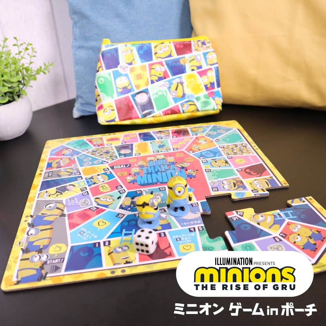 のインスタグラム：「6/18(土)発売した新商品！ 「ミニオン ゲームinポーチ」  2022年7月15日公開の映画「ミニオンズ フィーバー」に登場するミニオンたちがデザインされた、かわいいポーチに、ゲームボードとフィギュアのコマ、サイコロがセットになった、持ち運んで遊べるゲームアイテムです🍌 フィギュアのコマはボールチェーンでポーチに取り付け可能✨ ゲームボードの表と裏で、2種類のゲームが楽しめます！  くわしい情報はエポック社公式ウェブサイトをチェックしてね👀  Minions Franchise ©Universal City Studios LLC. All Rights Reserved.  #ミニオンズ #ミニオン #minions #ミニオンズフィーバー #アナログゲーム #ボードゲーム #ポーチ #おうち時間 #おうち遊び #エポック社」
