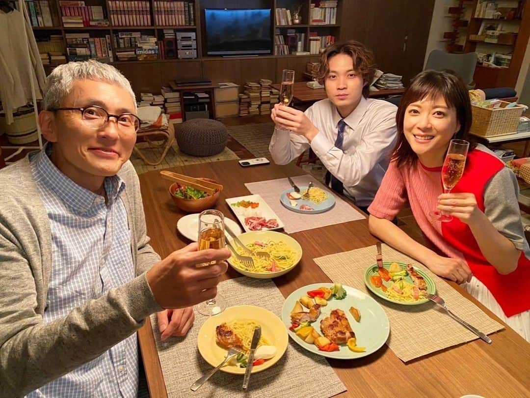 持続可能な恋ですか？さんのインスタグラム写真 - (持続可能な恋ですか？Instagram)「🥂じぞ恋最終話は明日夜10時🥂  9話より、久々に3人が沢田家に集まった夜の様子を🍽 林太郎の交際、颯の支配人就任など、 めでたいことだらけな夜でしたが、 この後あんなことが起こるとはっ🫣  #ドキドキしましたよね #上野樹里 #松重豊 #磯村勇斗 #じぞ恋 #9話はTverで配信中  #最終話は明日夜10時」6月20日 18時23分 - jizokoi_tbs