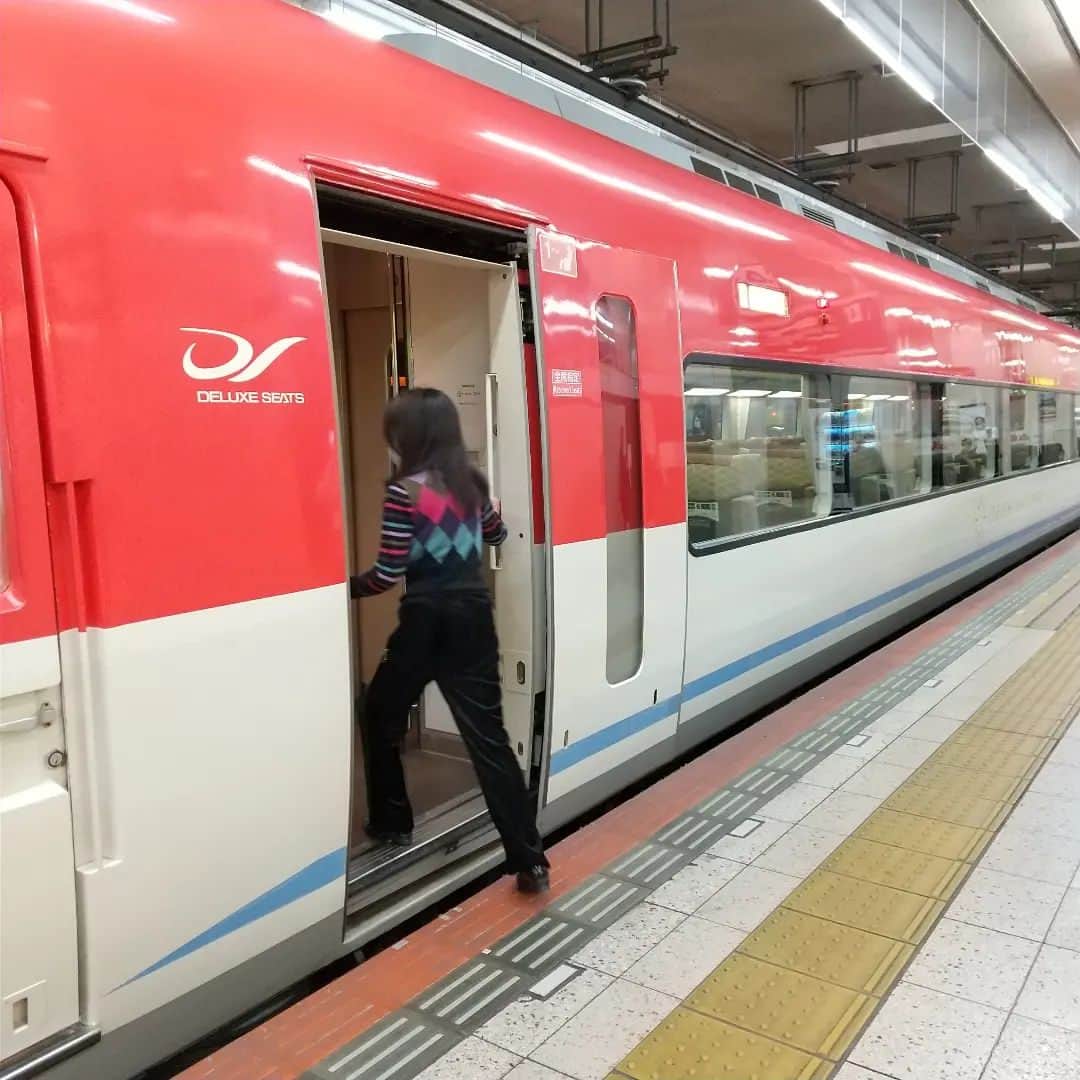 中村玉緒さんのインスタグラム写真 - (中村玉緒Instagram)「皆さん こんばんは、中村玉緒でございます。  今回はこの前行った三重県四日市市での写真です。  ジャンバリドットテレビネクストさんの生会議へ。  夜ご飯は大好きな海老の天ぷらで。 そして孫役のジロウさんとみんなで会議。  みんな明るくてええ人達です。  明日は、ジャンバリドットテレビさんの方でまたYouTubeが流れるようなので観てくださいね。  最後に、プチシルマの写真、載せられてなかったみたいです(ぐふふふふ) こうやって自分で貼ってますねん。  夕飯の時間になりますなぁ。 では皆さん、美味しく食べて、ゆっくり寝ておくれやす。  またね  #三重県 #四日市市 #近鉄 #海老の天ぷら #ジャンパリドットテレビネクスト #ジャンバリドットテレビ #ジロウ #プチシルマ #ゆったりと #中村玉緒」6月20日 18時25分 - tamao_nakamura