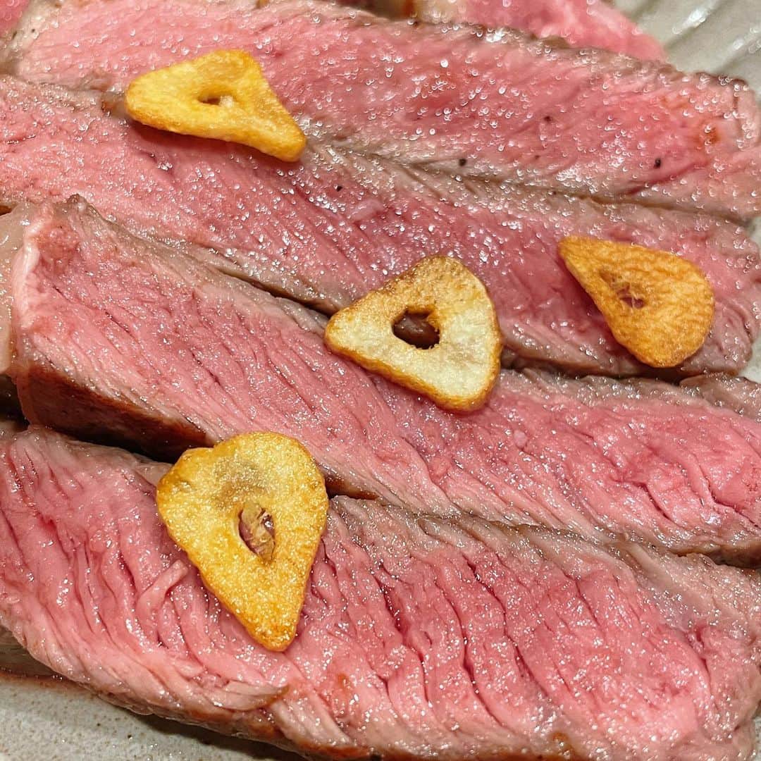 南條早紀のインスタグラム：「ステーキ肉、 綺麗に焼けたので見て🥺❤️笑  お祝いだ〜！ってことで 久しぶりに焼いたけど、 腕、鈍ってなかった🥰笑  スーパーで購入した 外国産のお肉だけど美味しく焼けて 幸せでした🤤🫶🏻💓  焼き方メモした投稿を TOPに貼り付けておいたので よかったらご参考までに…✍️  お肉を食べると元気になるね！ 連日の暑さ、吹き飛ばしましょうね〜！🎐  🌷-----------------------🌷  ＼ブログ更新中／  💁🏻‍♀️#なんじょうのにちじょう  育児などについてのんびりと☺︎ プロフィールトップから飛べます💫  🌷-----------------------🌷  #肉 #ステーキ #ステーキ肉 #おうちごはん #お祝い  #アナウンサー #南條早紀 #早紀飯」