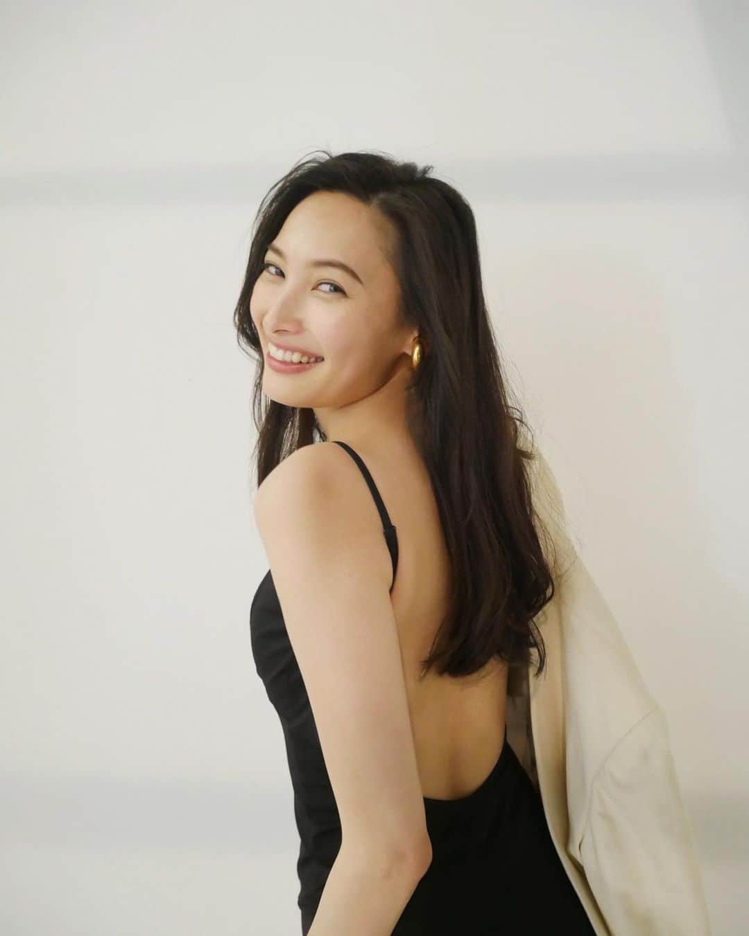 大政絢のインスタグラム：「@maquia.magazine  6月号のオフショット✌️」