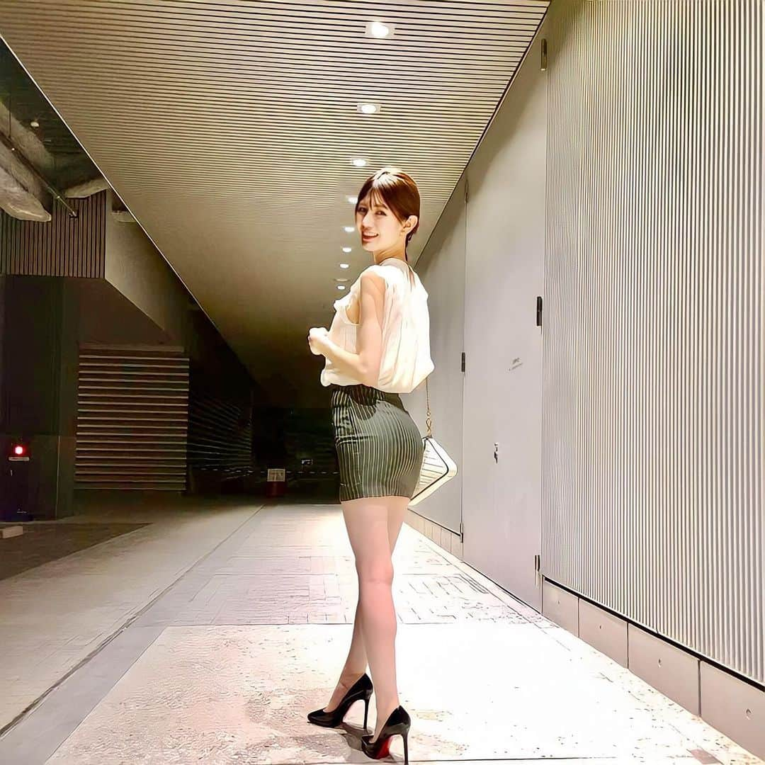 IKUMIさんのインスタグラム写真 - (IKUMIInstagram)「😌 ハイヒールって後ろ姿がかっこいいよね👠  .  #ハイヒール#highheelshoes #christianlouboutin #louboutinshoes #ミニスカート#ミニスカ#タイトスカート#美脚#美脚モデル#生足#素足#legslegslegs #legsfordays #脚#脚痩せ#足痩せ#美尻#美尻トレーニング #お尻好き #お尻 #後ろ姿#見返り美人#modelstyle #modelsearch #asiangirls #asianbeauty #asianmodel #モデル体型#スタイル抜群#スタイル」6月20日 19時19分 - miiiino3o