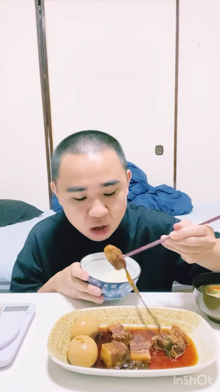 藤本秀星のインスタグラム：「豚の角煮と豚汁を食べるだけの動画  #豚の角煮 #豚汁 #煮卵 #レモンサワー #こはん #自炊 #自炊記録 #自炊男子 #晩酌 #芸人」