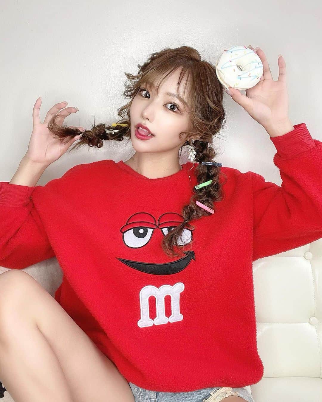 のインスタグラム：「😏🍭🍬🍫🍿🍩♥️  何枚目が好き？♡  photo&hairmake by @daisuke_5511   #ツインテール#ツインテールアレンジ#ツインテール女子#おさげ#お下げ女子#三つ編みアレンジ#三つ編み#お菓子工場#ドーナツ屋さん#撮影データ#関西フリーモデル」