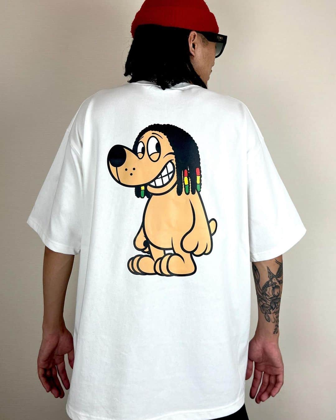 MYのインスタグラム：「㊗️重大発表㊗️  🎉NASTY DOGから新作発売開始🎉  大人気シリーズのTシャツです！🐶 シンプルでめちゃくちゃ可愛い😍 前のNDの文字もこだわってて絶対手に入れてください👍  在庫自体少なくなってますのでお急ぎ下さい💦  #これ着てオシャレなっチャイナ〜 #フリーメイソン」