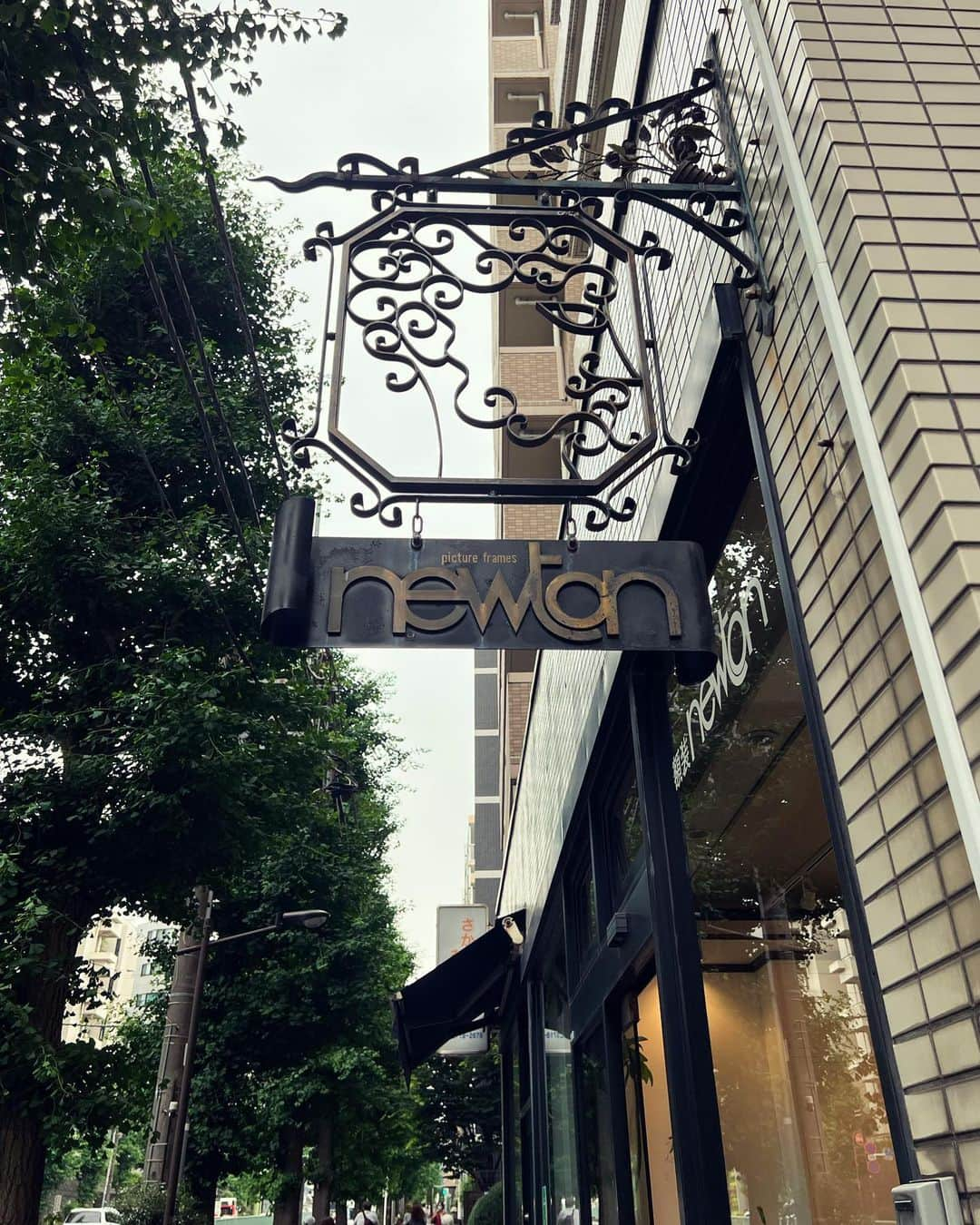 あだちなみさんのインスタグラム写真 - (あだちなみInstagram)「制作日記 ✏︎ @newton_frames さんへ原画の額装をお願いしてきました。 68枚描いた中から33枚。 作品を見せるの緊張したー  出来上がりがとてもとてもたのしみです。  #制作日記 #newtonframes #あだちなみ」6月20日 20時16分 - adachi_nami