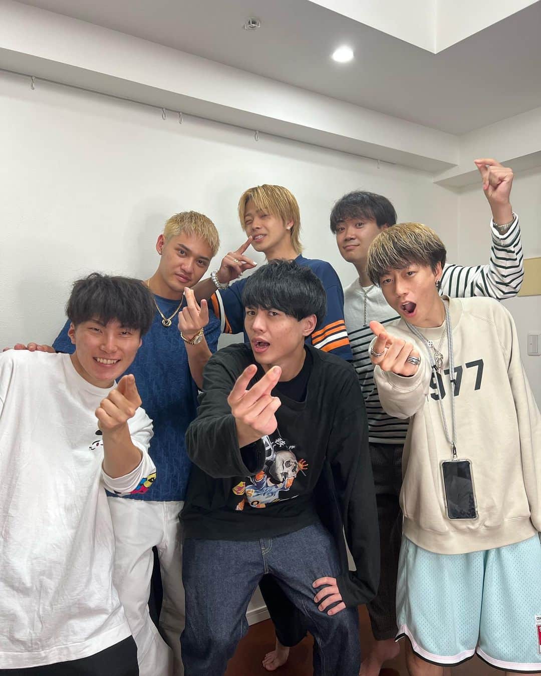 桐崎栄二のインスタグラム：「丸2年ぶりの東京での相互コラボはコムドットでした！やまとが直電してきて動画撮ることが決まりました。たまには人間活動しないとな  #コムドット  #桐崎栄二」