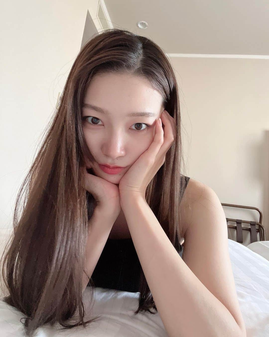 江田友莉亜のインスタグラム：「オン眉でも無理矢理ななめわけ: )」