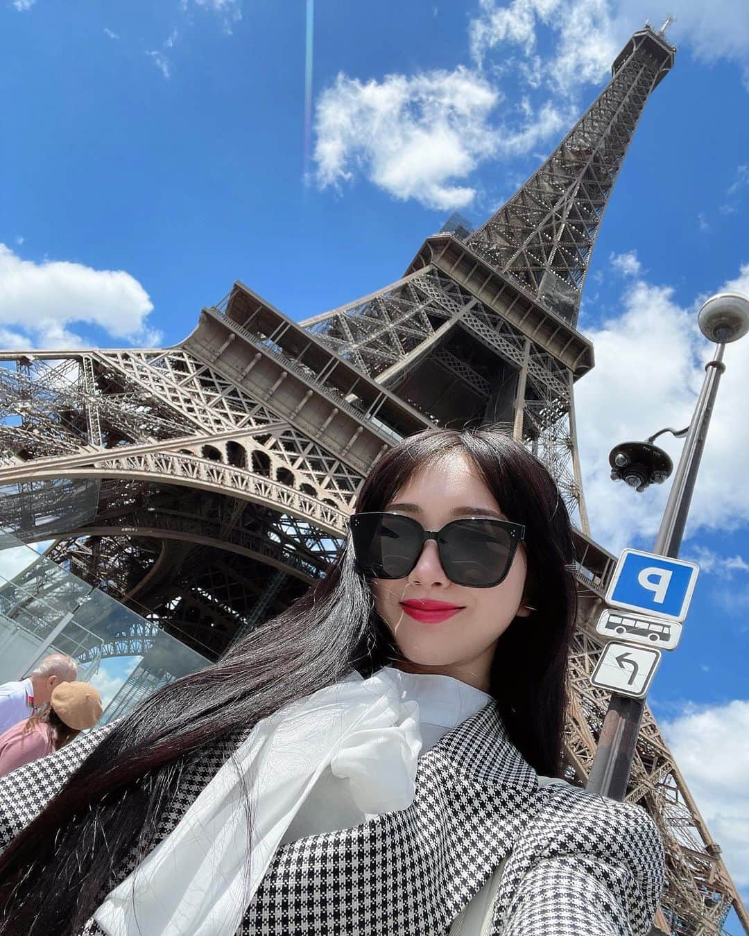 熊野あゆ（澄川鮎）のインスタグラム：「. . お昼のエッフェル塔迫力満点✨ . . . #エッフェル塔　#eiffeltower #paris #france #solotravel」