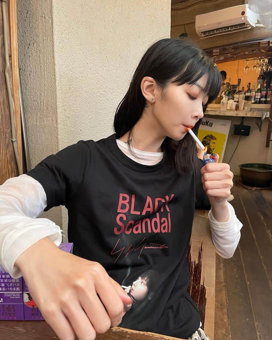 老月ミカのインスタグラム：「#タバコ休憩」