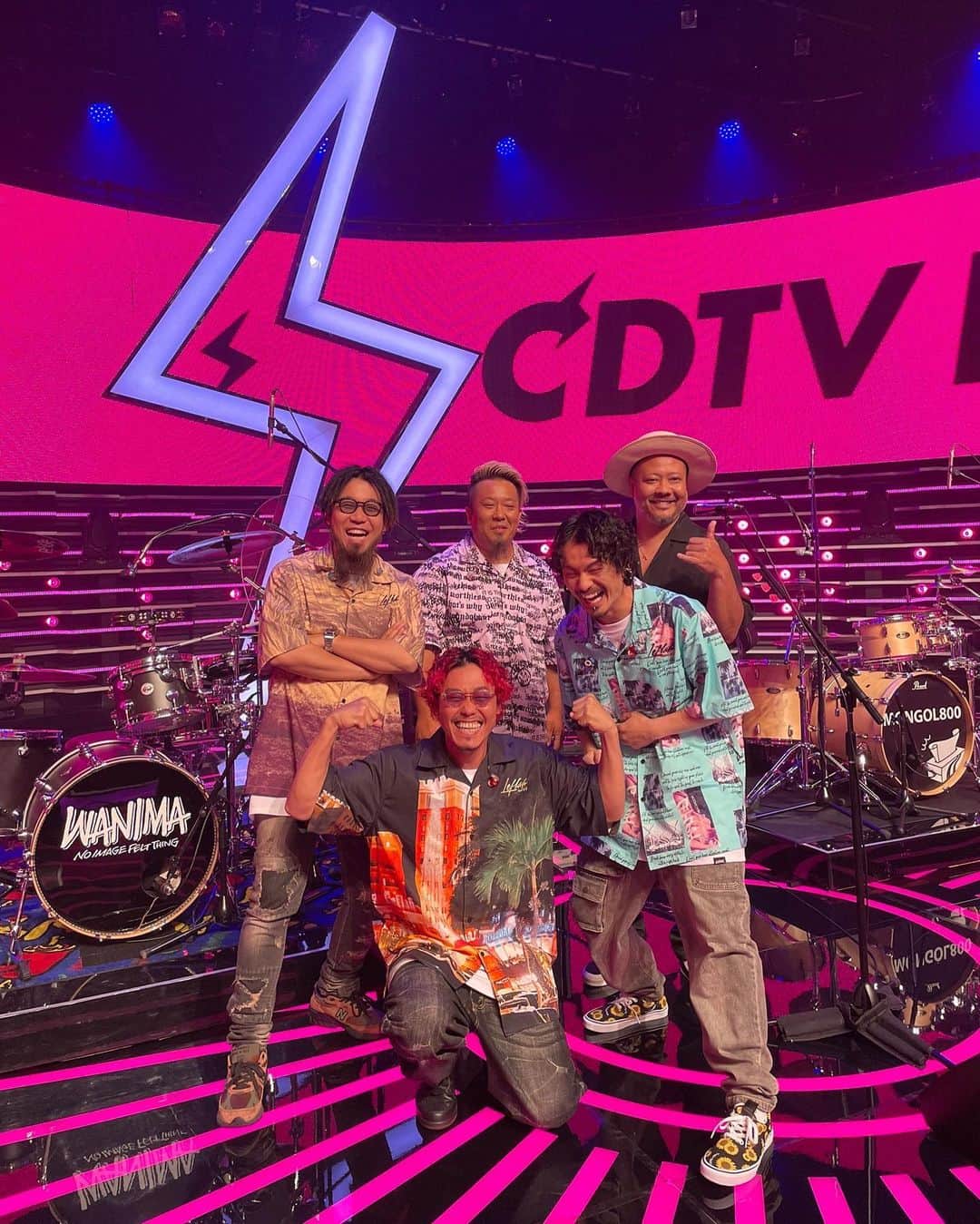 上江洌清作のインスタグラム：「CDTV ‼️ LIVE LIVE⚡️  WANIMA800  アイヤイヤしました‼️  お疲れ様でした🦧❤️‍🔥  リリース間近…  ちむどんどん❣️  #WANIMA800  #ワニパチ  #mongol800   #WANIMA  #alohablossom」