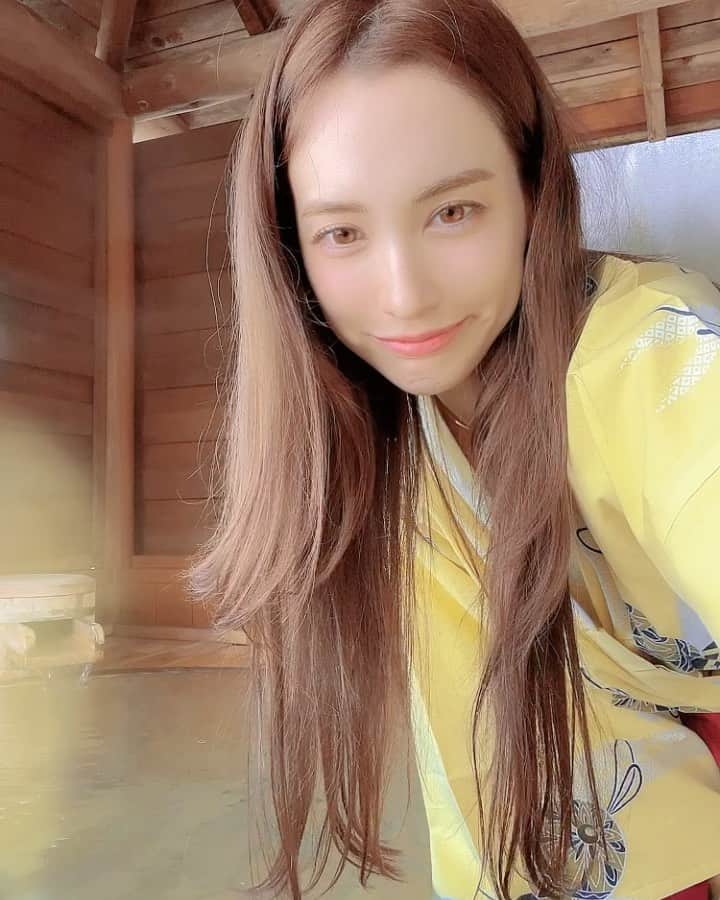 のインスタグラム：「Its way too hot🥵 I add water to make it perfect temperature for my friend😂  ファナ姉のためにまぜまぜして完璧な温度にしてる 浴衣濡れちゃった  ２個目▶︎暑すぎて動画とかじゃなかった  #温泉　#熱海」